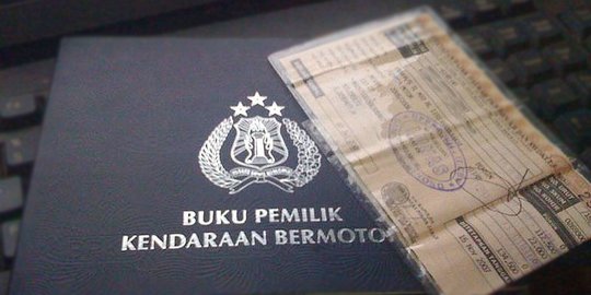 Dokumen hasil perpanjangan STNK lima tahunan dan pelat nomor baru kendaraan.