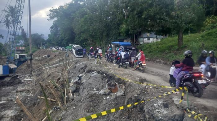 Kemacetan Toraja Enrekang akibat perbaikan jalan rusak di Kulinjang, kendaraan mengular dan arus lalu lintas tersendat sejak siang hingga malam.