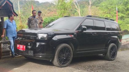 Mobil dinas baru Toraja Utara Hyundai Santa Fe hitam milik Ketua PKK terparkir di depan Toraja Heritage Hotel Rantepao