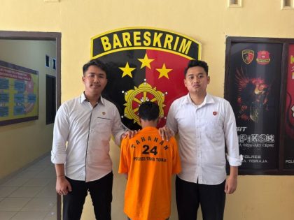 Petugas Polres Tana Toraja saat menangkap pelaku penipuan Toraja berinisial WH di Kelurahan Kamali Pentalluan