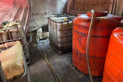 Petugas Polres Palopo mengamankan barang bukti dari lokasi penimbunan solar subsidi berupa jeriken dan tandon berisi 7.429 liter BBM.