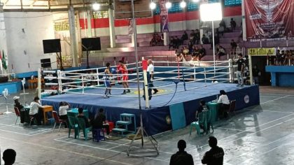 Petinju muda Toraja Rampang Bara’tiku tampil memukau di atas ring Kejuaraan Tinju Sulsel 2025 di GOR Toraja Utara.