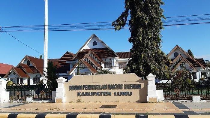 Kantor DPRD Luwu tempat anggota dewan menerima berbagai fasilitas dan tunjangan DPRD Luwu.