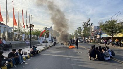 Aksi Badar Palopo bakar ban di depan Kantor Wali Kota Palopo sambil menyuarakan tuntutan keras.
