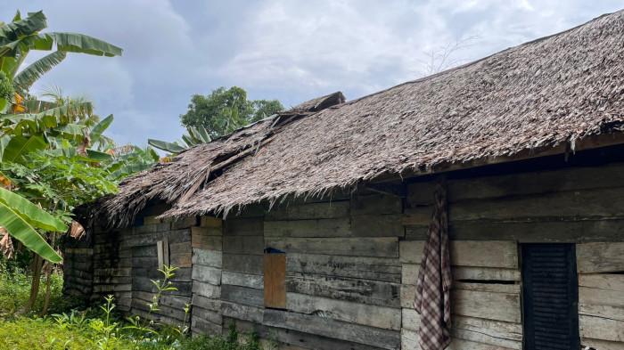 Rumah Reyot Muhlis di Luwu bersama istri dan lima anaknya yang hidup serba kekurangan tanpa bantuan pemerintah.