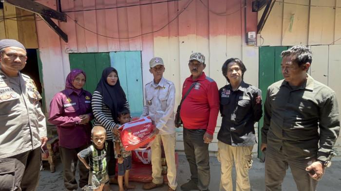 Penyerahan bantuan kepada ibu buruh rumput laut Palopo yang berjuang menghidupi lima anaknya.