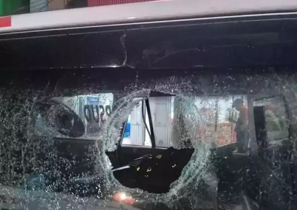 Mobil RSUD Morowali menjadi korban pelemparan batu ambulans di Palopo, kaca pecah akibat hantaman