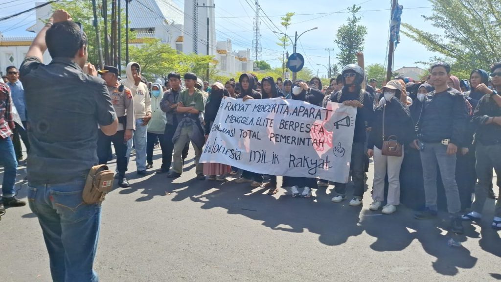 Aksi mahasiswa Gowa menggelar orasi di depan Gedung DPRD Kabupaten Gowa menuntut perbaikan kinerja dewan.