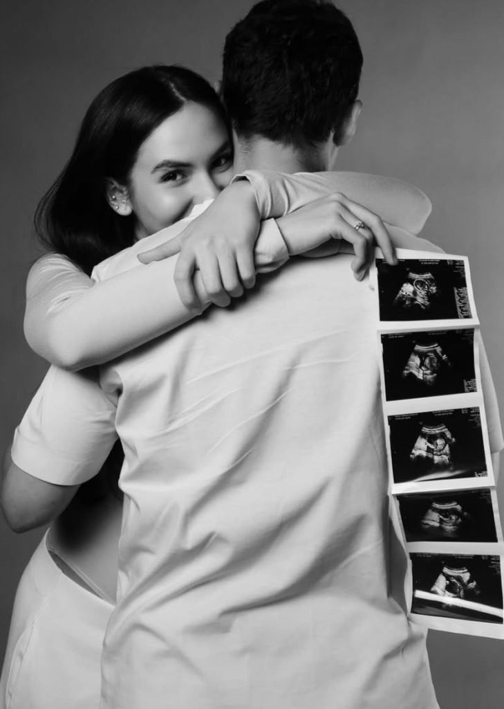 Steffi Zamora hamil memegang foto USG sambil berpelukan dengan Nino Fernandez