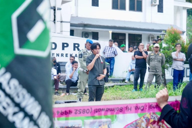 Puluhan massa Solidaritas Enrekang Peduli Indonesia (SEPI) saat menggelar aksi demonstrasi Enrekang di Jalan Poros Enrekang–Toraja, Senin 1 September 2025.