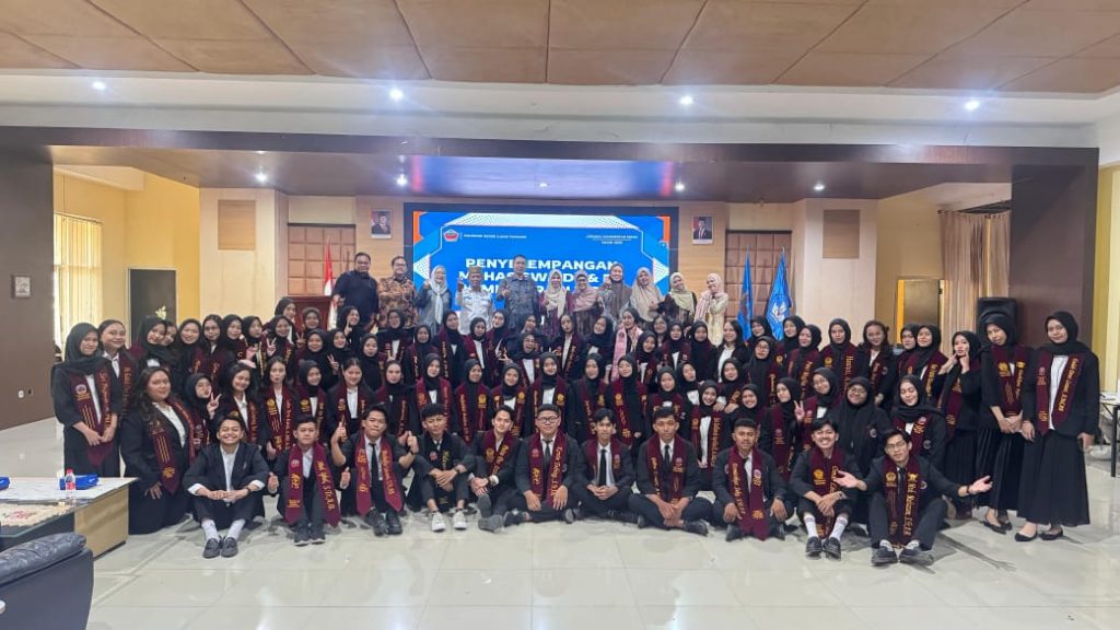 Foto bersama mahasiswa Yudisium Administrasi Bisnis PNUP September 2025 dengan Ketua Jurusan, Kaprodi, Sekretaris Jurusan, dan dosen di Kampus 1 Politeknik Negeri Ujung Pandang