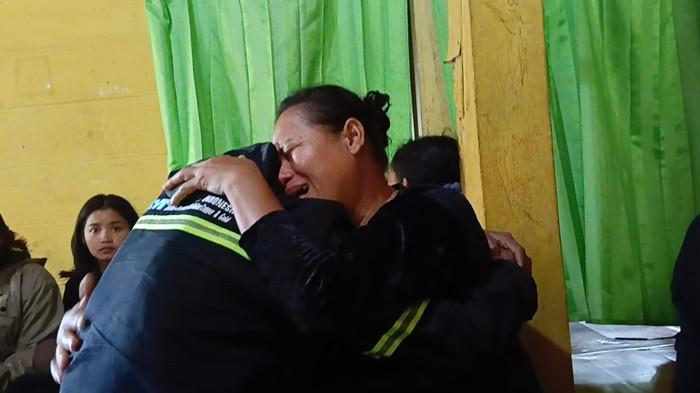 enazah Anslemus Arfin tiba di rumah duka Toraja Utara disambut keluarga dan warga dengan suasana duka mendalam.