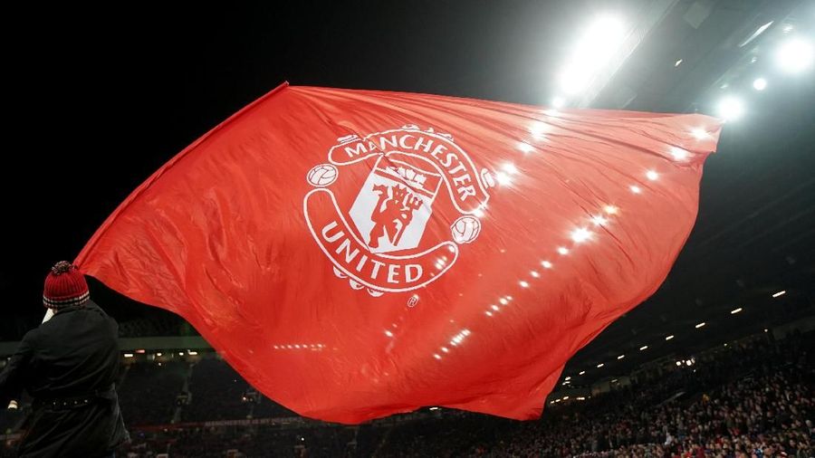 Bendera Manchester United berkibar di Anfield setelah kemenangan 2-1 atas Liverpool.