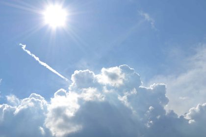 Fenomena cuaca panas Jawa Tengah dengan langit cerah dan sinar matahari terik.