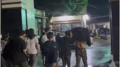 Petugas Polres Palopo menerima laporan kasus pengeroyokan di kafe Palopo yang dialami dua pemuda pada Minggu dini hari.