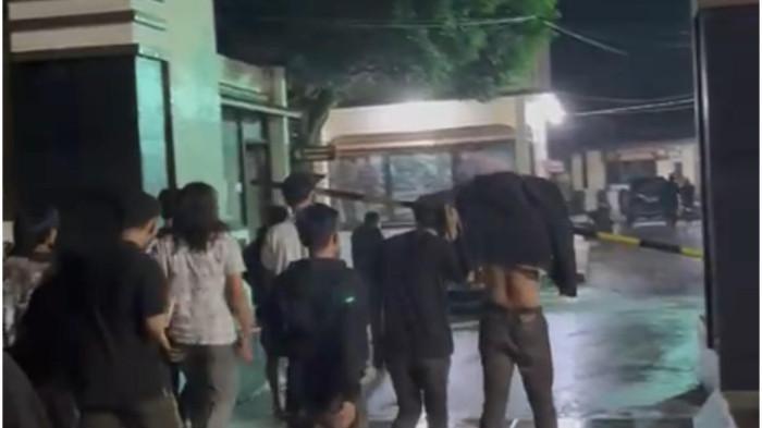 Petugas Polres Palopo menerima laporan kasus pengeroyokan di kafe Palopo yang dialami dua pemuda pada Minggu dini hari.