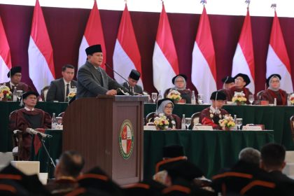 Prabowo menjelaskan target Zero Error Program Makan Bergizi Gratis dalam Sidang Senat Terbuka UKRI di Bandung, Sabtu (18/10/2025). (Dok. Tim Media Presiden Prabowo)
