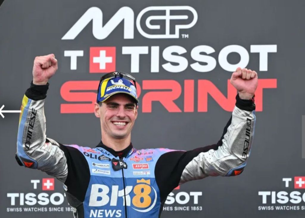 Fermin Aldeguer merayakan juara MotoGP Indonesia 2025 di Mandalika.