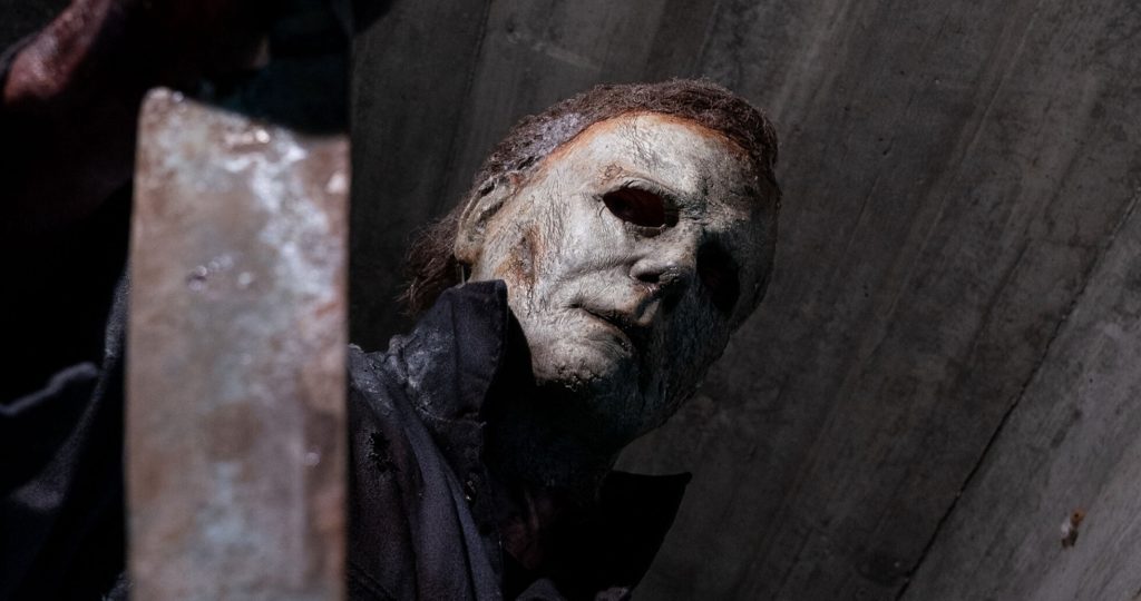 Michael Myers muncul dalam adegan menegangkan film Halloween Ends yang tayang di Netflix.