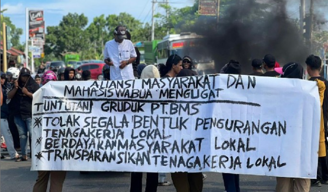 Warga dan mahasiswa Bua melakukan unjuk rasa di Jalan Trans Sulawesi menuntut transparansi rekrutmen kerja PT BMS, perusahaan milik Jusuf Kalla.