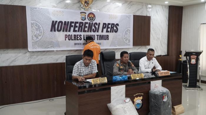 Wakapolres Luwu Timur Kompol Hajriadi bersama Kasat Reskrim Iptu A Fadhly Yusuf memperlihatkan barang bukti hasil kejahatan residivis pencurian Luwu Timur saat konferensi pers di Mapolres Luwu Timur.