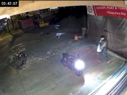 Pelaku Curanmor Toraja Utara terekam CCTV saat mencuri motor dan menjarah toko bangunan di Kecamatan Sopai.