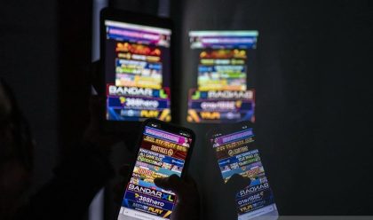 Ilustrasi judi online anak sekolah memainkan gim slot di ponsel.