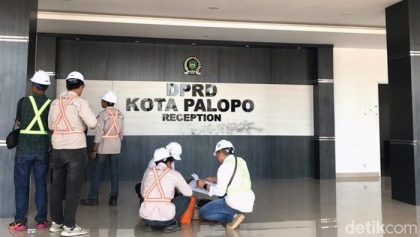 Tim Kejari Palopo mengusut dugaan praktik korupsi proyek pembangunan gedung DPRD Palopo, memperlihatkan proses pemeriksaan di lokasi proyek.