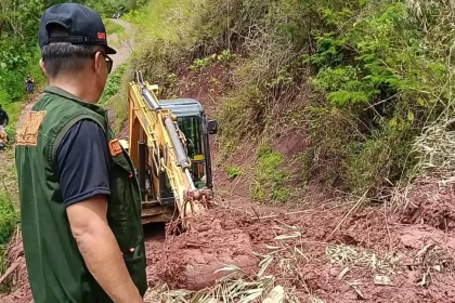 Pembersihan material longsor Toraja Utara di jalan Lembang Issong Kalua Kecamatan Buntao menggunakan alat berat oleh BPBD setempat, Jumat 31 Oktober 2025.