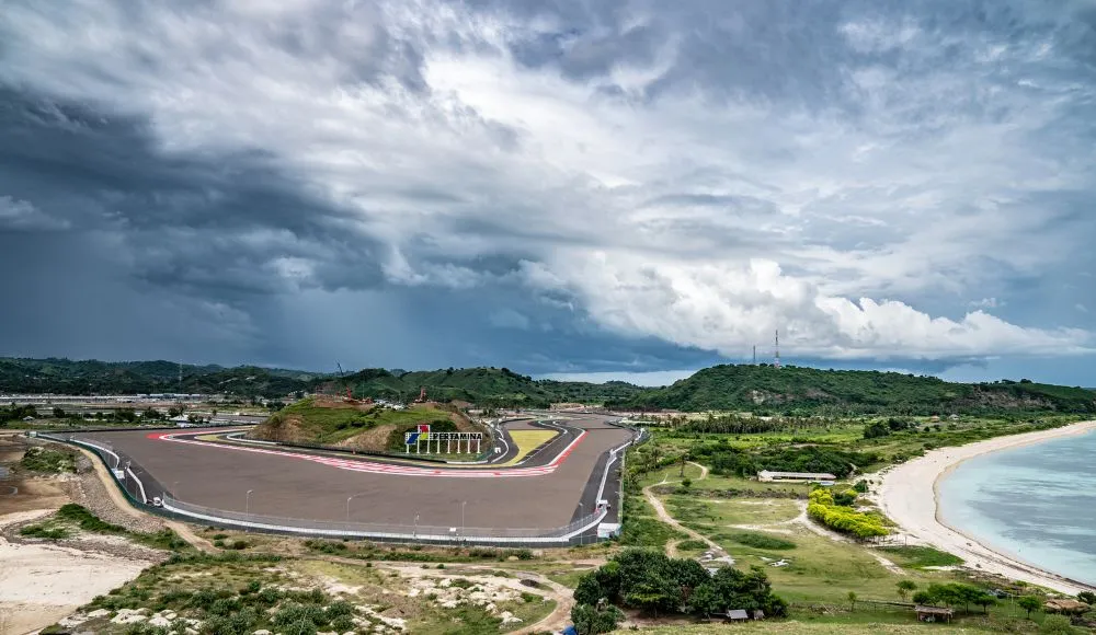 Sirkuit Mandalika berdampingan dengan pantai indah di Lombok, memperlihatkan perpaduan sport tourism dan pariwisata Lombok MotoGP yang menarik wisatawan mancanegara