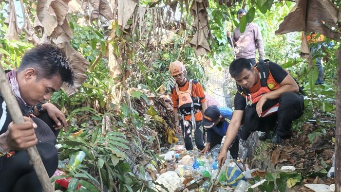 Tim SAR melakukan pencarian balita tenggelam di irigasi Kabupaten Luwu, Sulawesi Selatan, pada Jumat pagi.