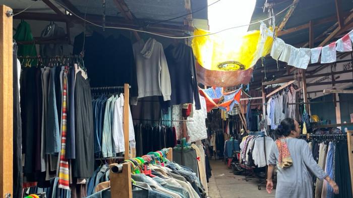 Pedagang menjual pakaian bekas di Pusat Niaga Palopo, khawatir terdampak larangan impor pakaian bekas.