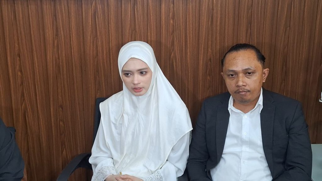 Inara Rusli bersama kuasa hukumnya saat mengumumkan laporan dugaan akses ilegal ke Mabes Polri.
