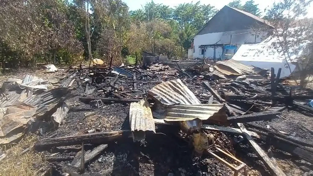 Rumah yang ludes terbakar di Luwu setelah kebakaran dini hari melahap seluruh bangunan hingga rata dengan tanah.