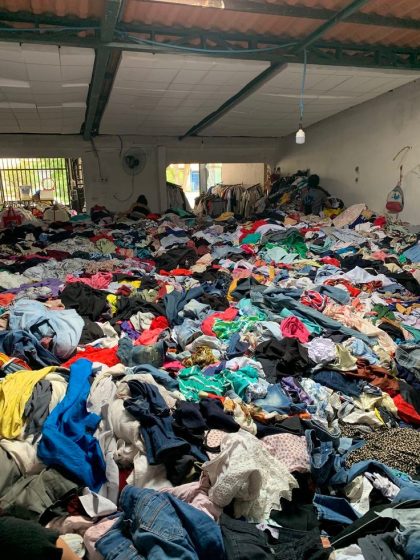 Tumpukan pakaian impor bekas ilegal di gudang thrifting