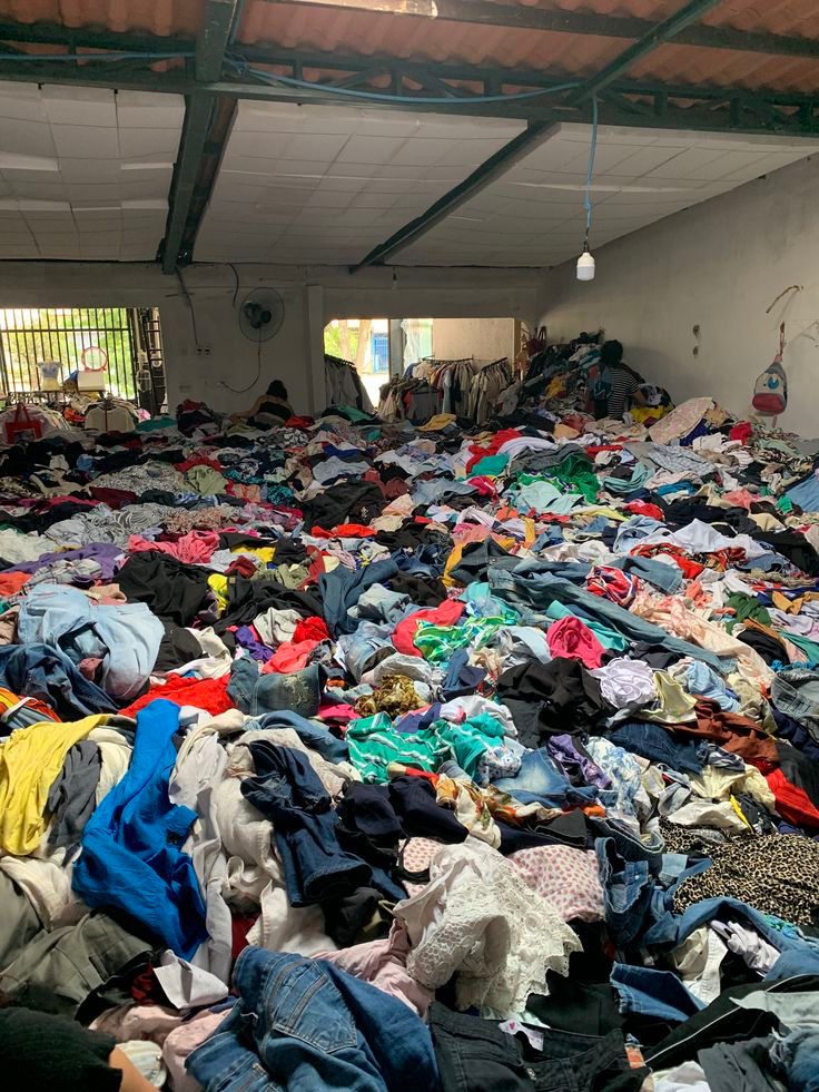 Tumpukan pakaian impor bekas ilegal di gudang thrifting