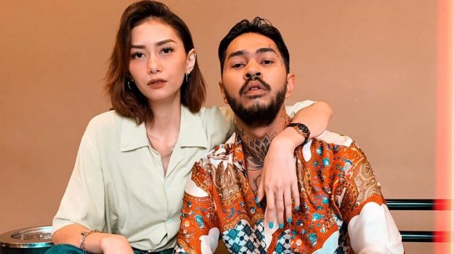 Beby Prisilla, istri Onadio Leonardo, dinyatakan negatif narkoba dan telah dipulangkan setelah diperiksa sebagai saksi oleh Polres Metro Jakarta Barat.