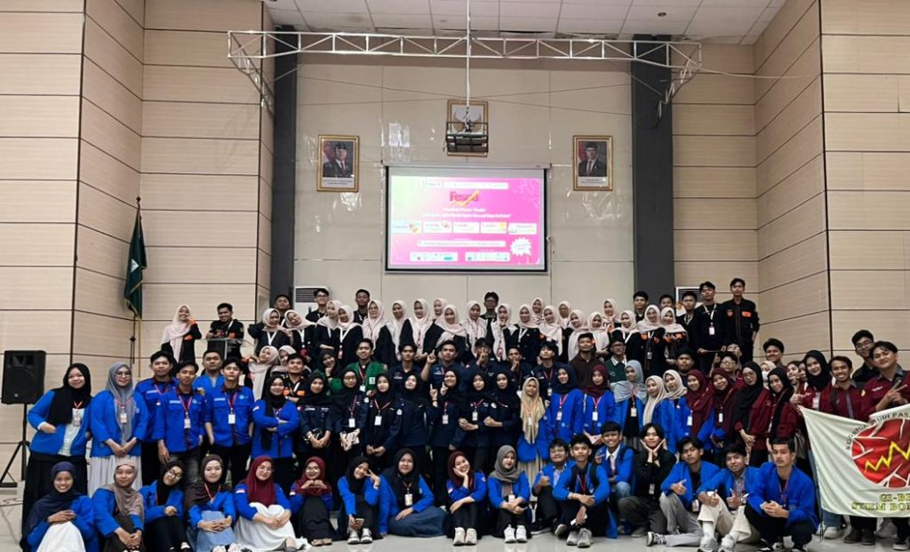 Panitia dan mahasiswa berfoto bersama usai pembukaan Festival Pasar Modal UIN Alauddin yang menghadirkan lomba Stocklab edukatif di Aula Fakultas Ekonomi dan Bisnis Islam.