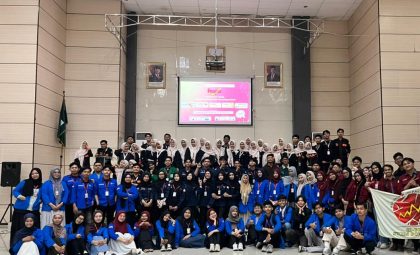 Panitia dan mahasiswa berfoto bersama usai pembukaan Festival Pasar Modal UIN Alauddin yang menghadirkan lomba Stocklab edukatif di Aula Fakultas Ekonomi dan Bisnis Islam.