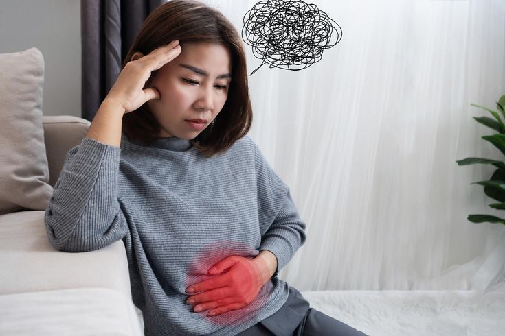 ilustrasi wanita mengalami pantangan makanan GERD yang memicu nyeri lambung