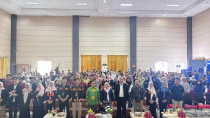Foto bersama peserta dan panitia Festival Pasar Modal UINAM 2025 di FEBI UIN Alauddin Makassar.
