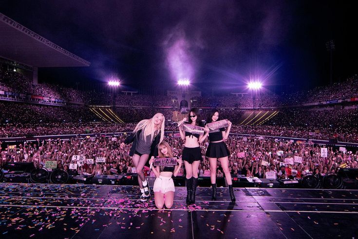 BLACKPINK tampil di panggung BORN PINK World Tour dalam Konser BLACKPINK di Jakarta 2025