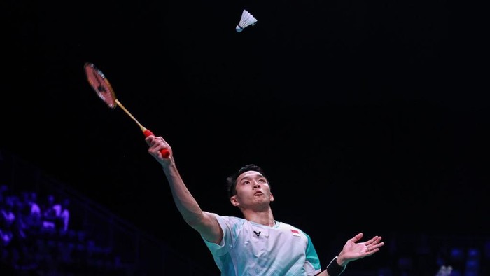 Pemain bulutangkis Indonesia melakukan smash dalam laga Hasil Australia Open 2025