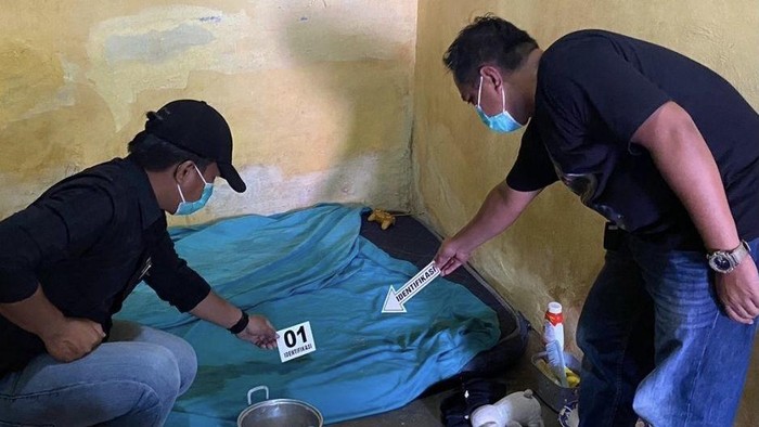 Polisi melakukan olah TKP kasus bayi tewas di Luwu setelah balita 2 tahun diduga dibunuh pacar ibunya.