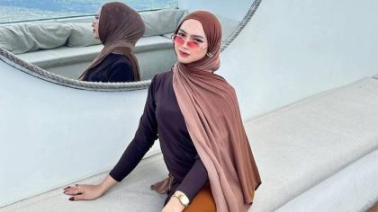 Sister Hong Lombok menampilkan individu berhijab berpose di area outdoor