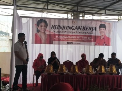 Kunjungan DPR RI di Gowa saat Ridwan Andi Wittiri memberikan arahan kepada kader PDI Perjuangan di Sekretariat PAC Gowa