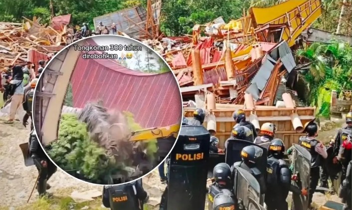 Eksekusi rumah adat Tongkonan yang dirobohkan oleh aparat di Tana Toraja.