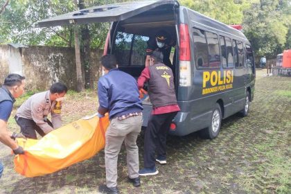 Mayat pria Unhas Makassar ditemukan di belakang gedung kampus dekat gardu listrik saat proses evakuasi oleh petugas.